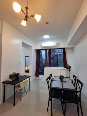 Standard-Studio, 1 Queen-Bett und Schlafsofa, Poolzugang, Turm | Essbereich im Zimmer