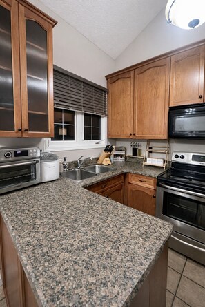 Private kitchen - Cozy Townhouse (Saskatoon)