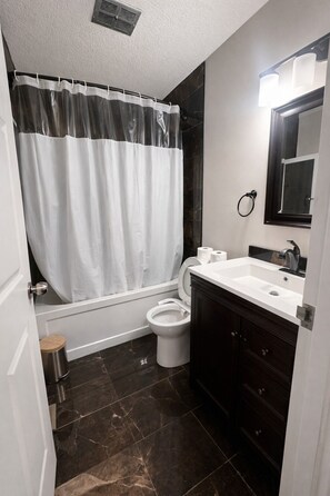 Hair dryer, bidet, towels, soap - Cozy Townhouse (Saskatoon)