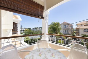 Outdoor dining - Apartment Hortensia - Two Bedroom Apartment, Sleeps 4 (Trou-aux-Biches)