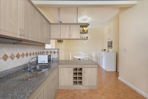 Kühlschrank, Mikrowelle, Ofen, Wasserkocher mit Kaffee-/Teezubehör
