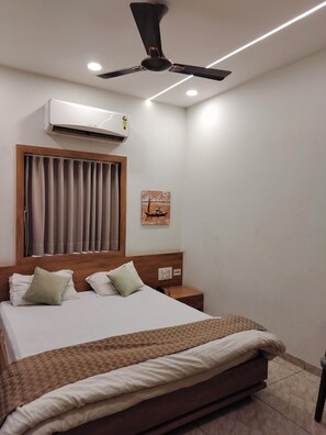 Classic Room, Balcony | Desk - HOTEL SHAHI PALACE  (Morbi)