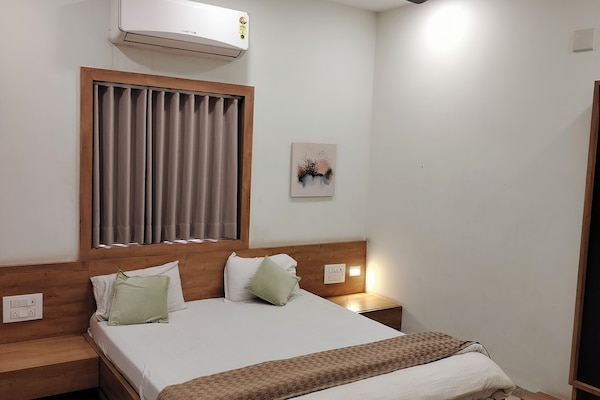 Single Room, Balcony | Desk
