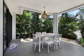Outdoor dining - Choisy Les Bains M2 - One Bedroom Apartment, Sleeps 4 (Grand Baie)