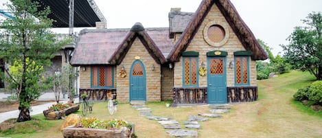 Tropical Bungalow | Exterior