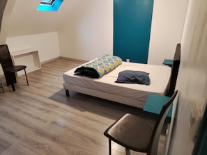 A bedroom with a bed, a desk, a chair, and a skylight. - Vacation home or for intinerant worker, 5 mn from Châteaubriant (Erbray)