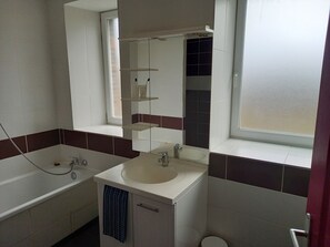 Shower, hair dryer, towels, soap - Vacation home or for intinerant worker, 5 mn from Châteaubriant (Erbray)