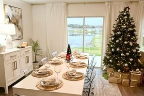 Dining - Spacious 4BR home near beach and downtown Entire home in St. Augustine, Florida (St. Augustine)