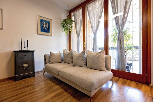 Living area - Holiday Home Rome Delightful finely furnished apartment ideal for families (Roma)