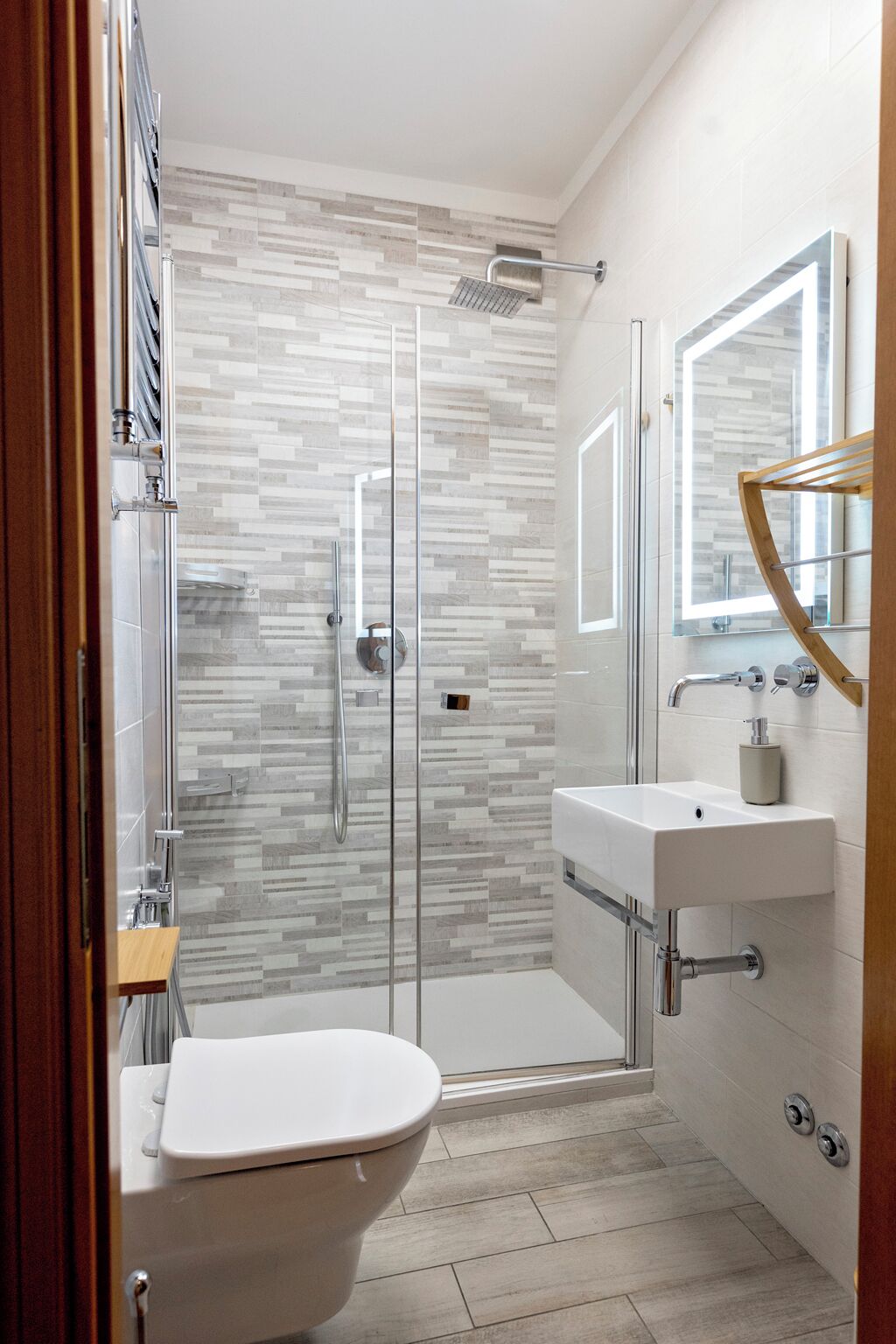 Een haardroger, een bidet, handdoeken, zeep