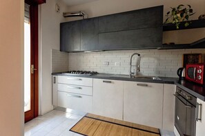 Private kitchen - Holiday Home Rome Delightful finely furnished apartment ideal for families (Roma)