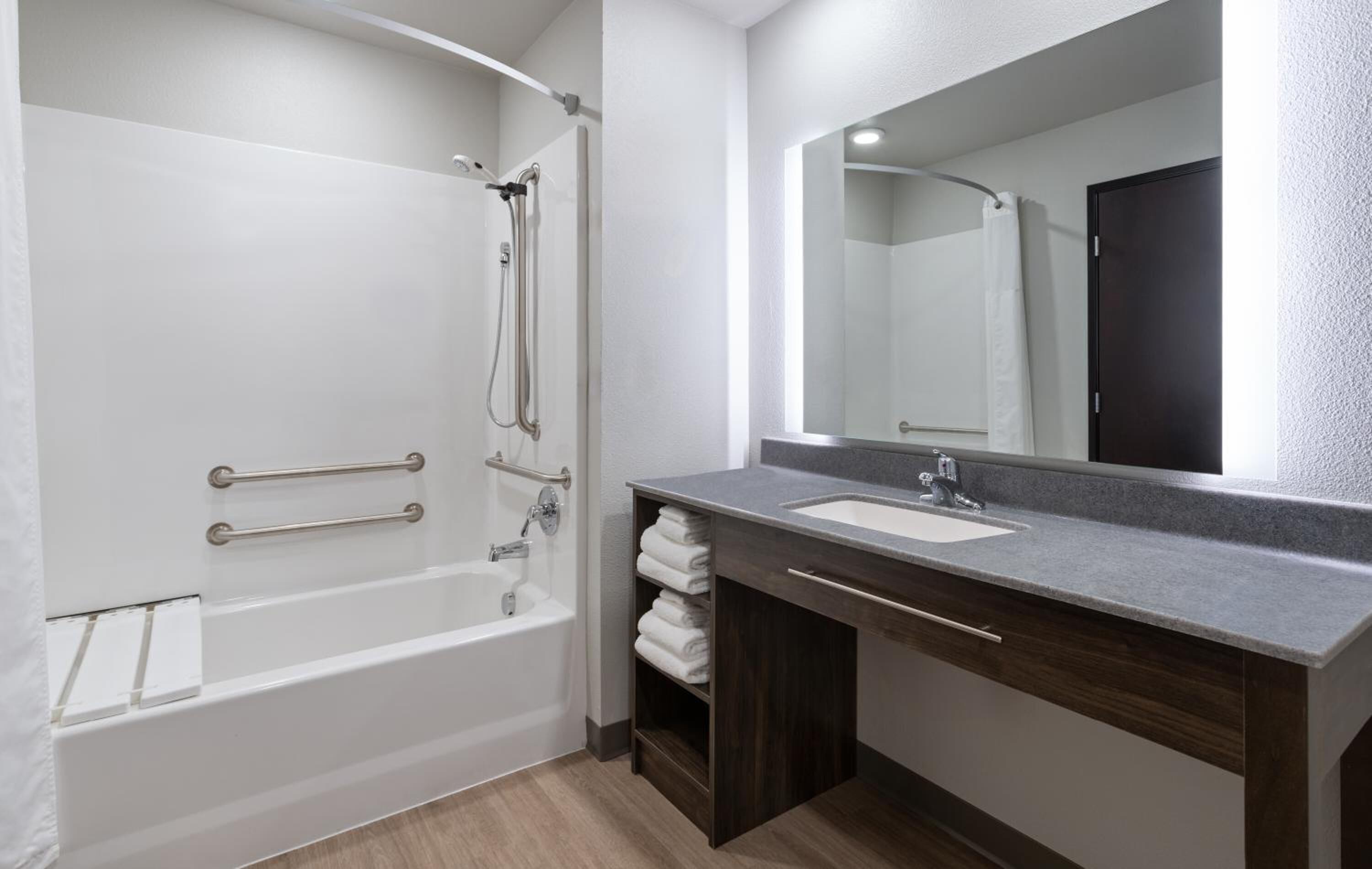 Queen Room With Kitchentte | Free On-site Parking  | Near Caraway Plaza - Jonesboro, AR