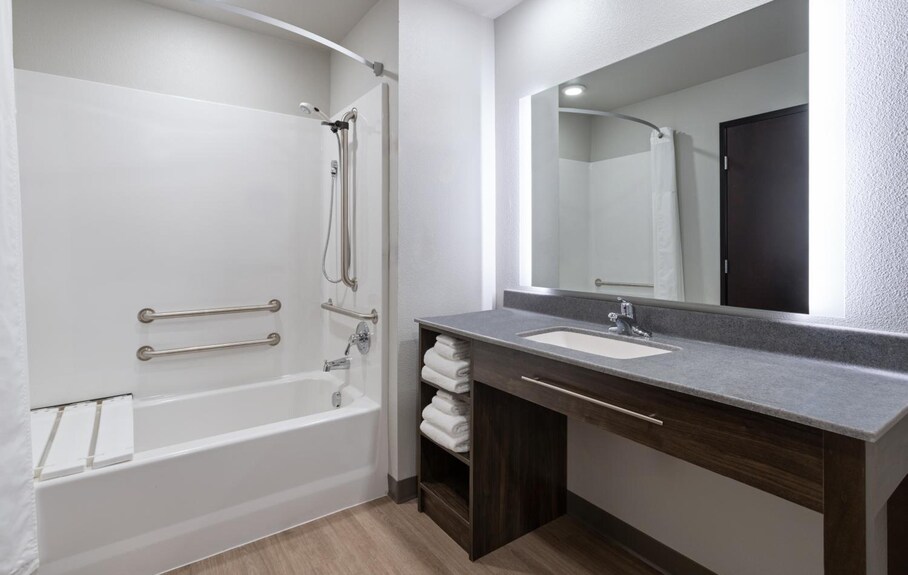 Queen Room With Kitchentte | Free On-site Parking | Near Caraway Plaza - Jonesboro, AR