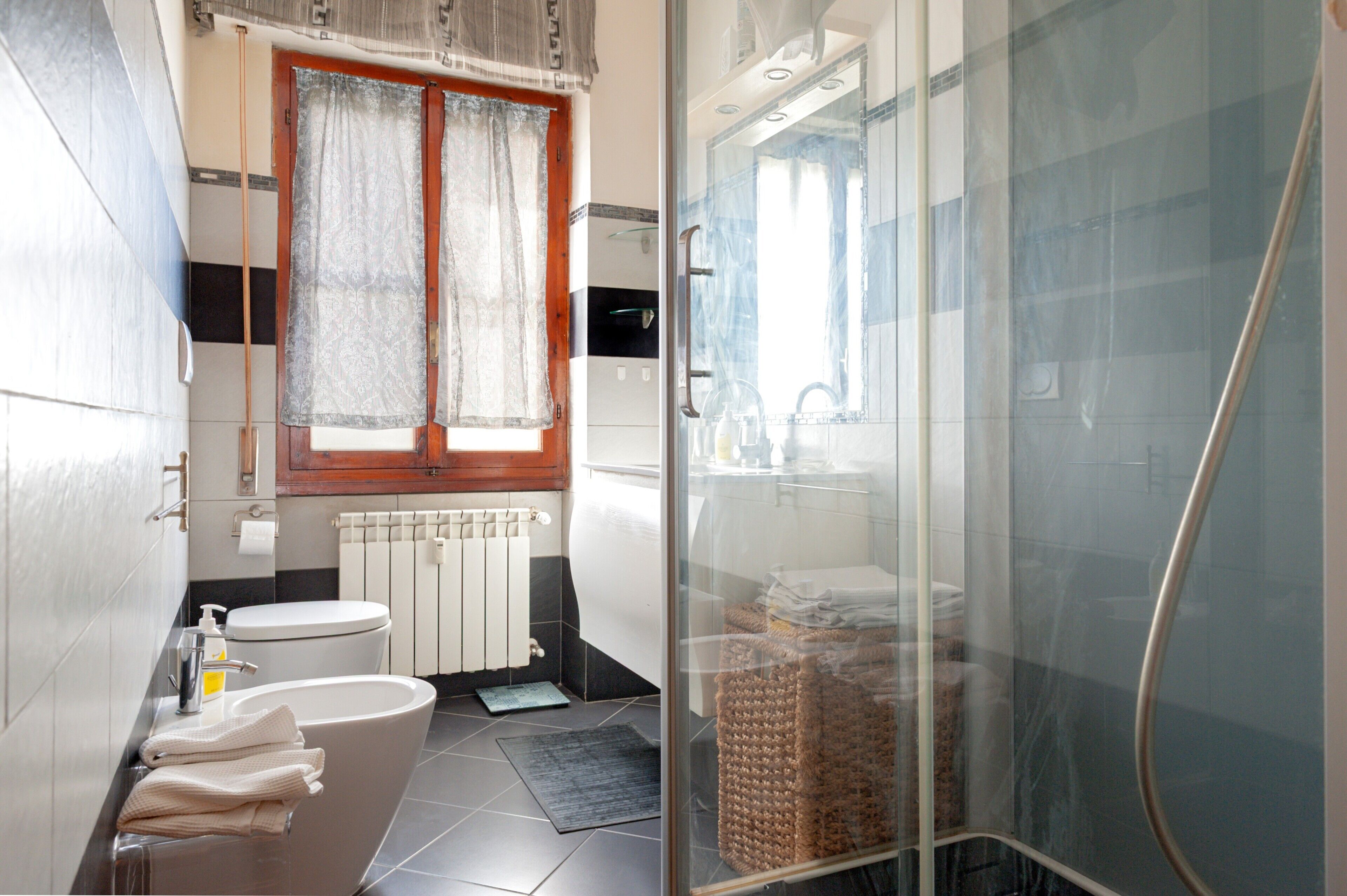 Douche, sèche-cheveux, serviettes fournies