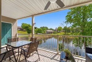 Outdoor dining - Pond View Getaway at Fall Creek (Branson)