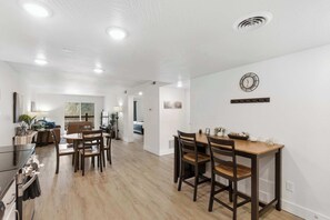 Condo, nhiều giường, ban công (Serene Creek Condo) | Khu ăn uống