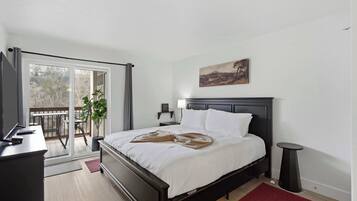 Condo, Plusieurs lits, balcon (Serene Creek Condo) | 2 chambres, décor unique, ameublement unique, fer et planche à repasser