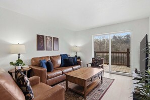 Condo, nhiều giường, ban công (Serene Creek Condo) | Khu phòng khách