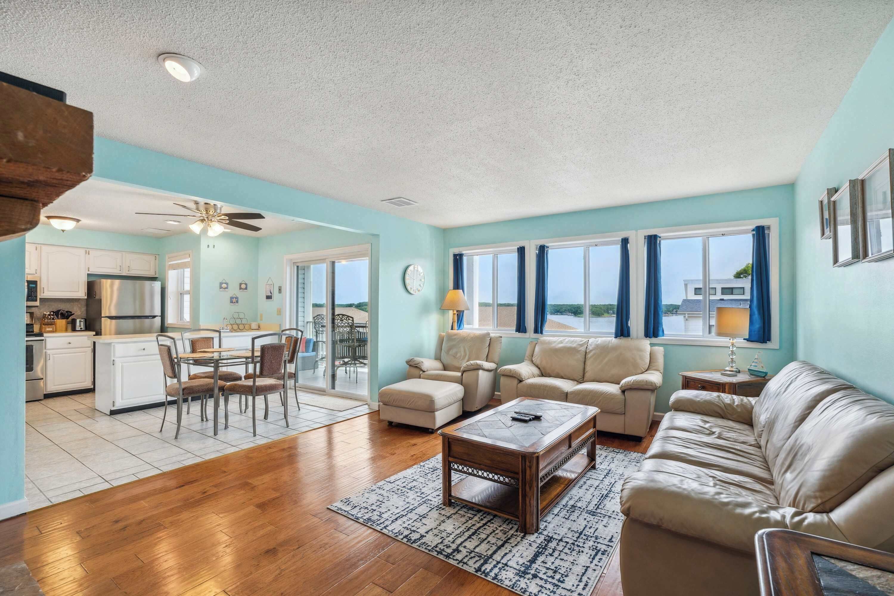 Condo, Multiple Beds, Balcony (Big Cozy Condo) | Living area