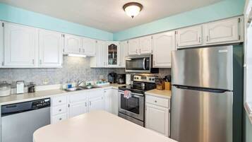 Condo, várias camas, sacada (Big Cozy Condo) | Cozinha privada