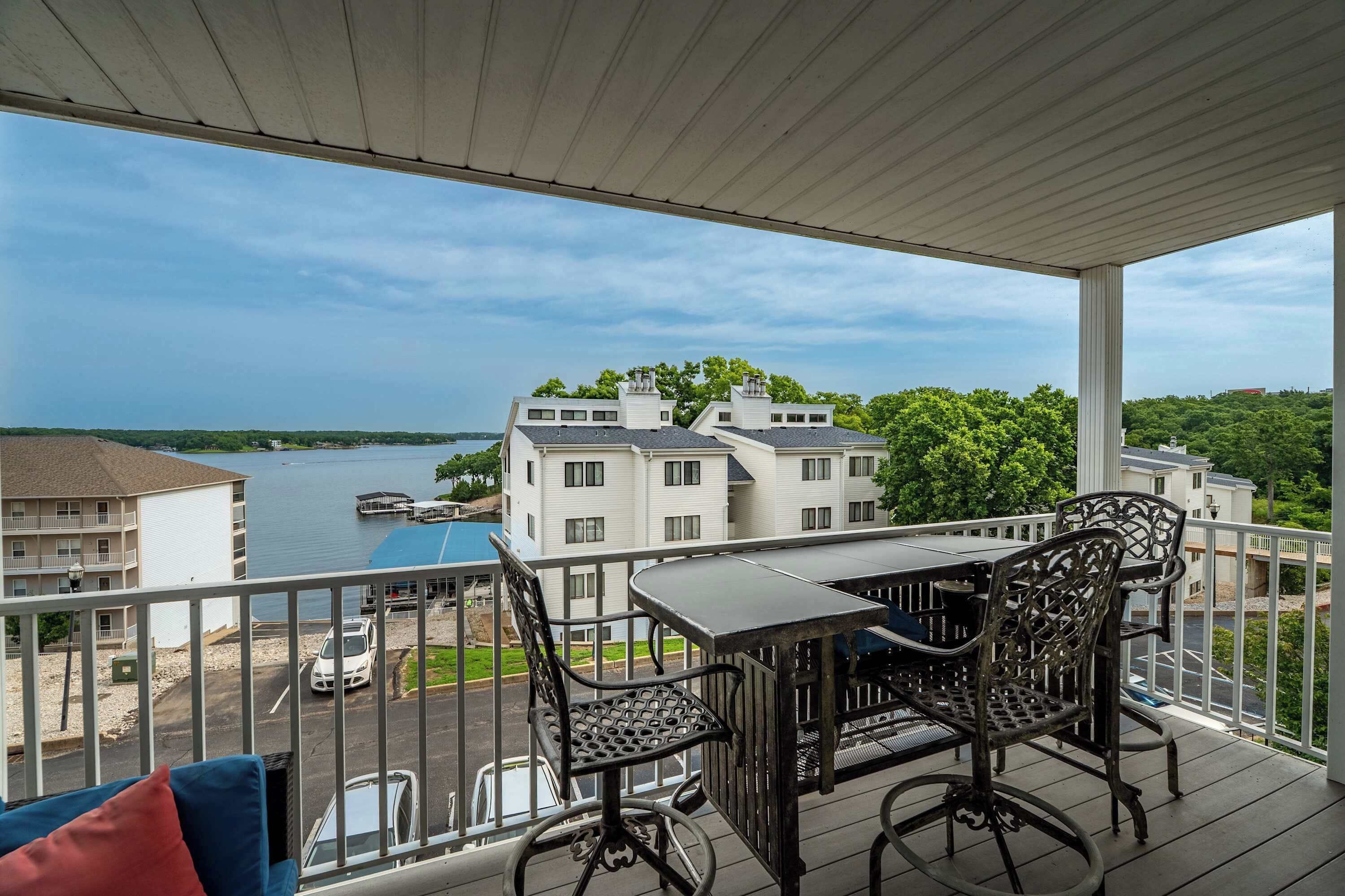 Apartment, Mehrere Betten, Balkon (Big Cozy Condo) | Speisen im Freien