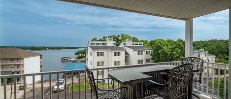 Apartment, Mehrere Betten, Balkon (Big Cozy Condo) | Speisen im Freien