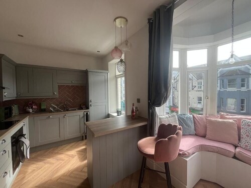 Stay by the Sea – Modern 3-Bed Flat, Sleeps 6, 1-Min Walk to Beach