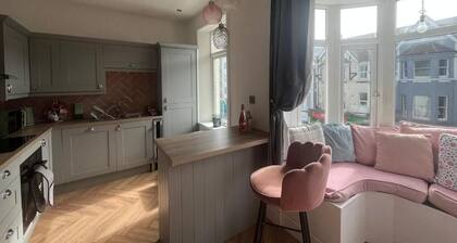 Stay by the Sea – Modern 3-Bed Flat, Sleeps 6, 1-Min Walk to Beach