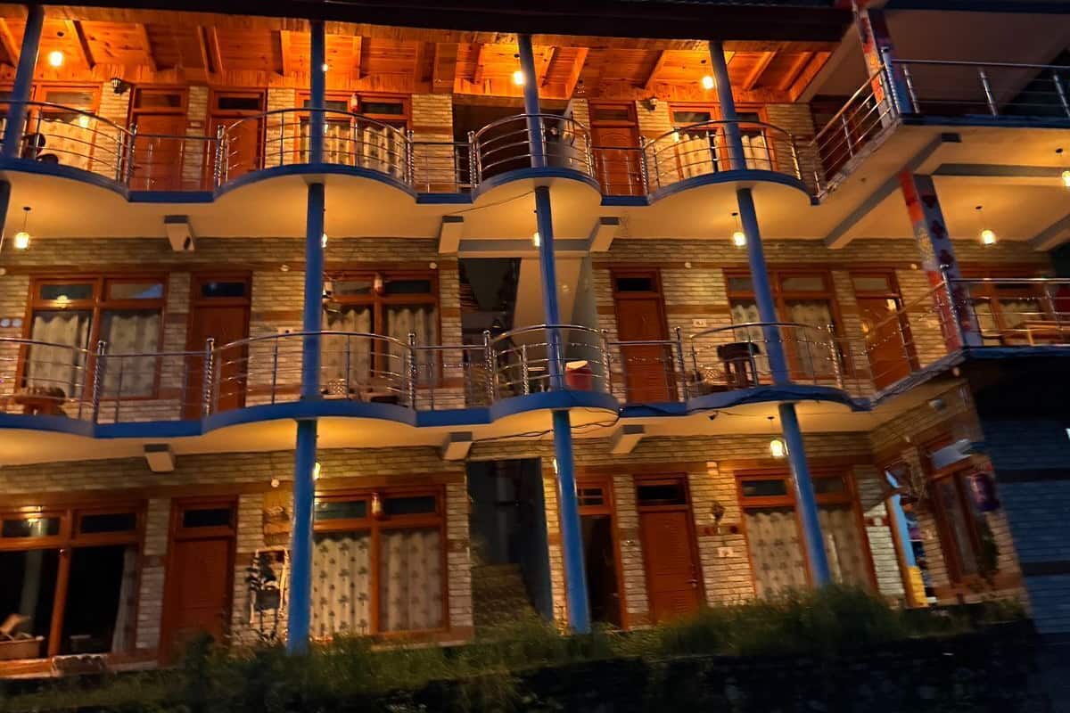 Un immeuble à plusieurs étages, doté de balcons et d’une façade en pierre.