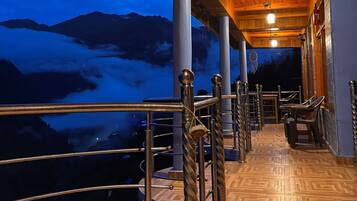 Rom – deluxe, fjellutsikt | Balkong