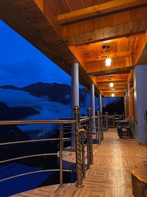Deluxe Room, Mountain View | Balcony - Cafe Kush Tosh And Stay (Bhuntar)