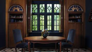 Family Studio Suite | Dining