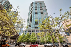Exterior - The Parkside - Near Scotiabank (Toronto)