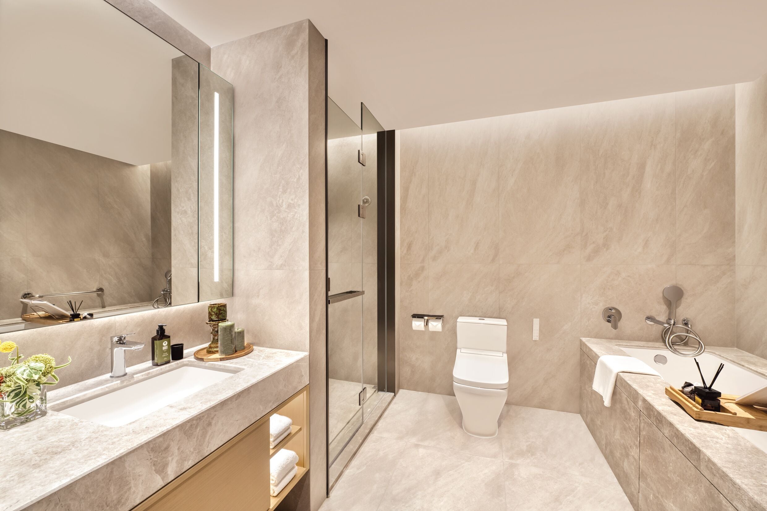 Ein modernes Badezimmer mit großem Spiegel, Duschkabine, Toilette und Badewanne.