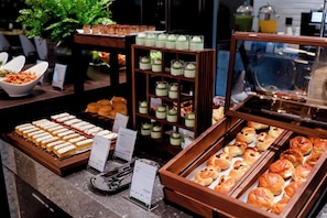 Se ofrece un desayuno bufé todos los días (por un coste adicional)