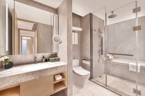 Apartamento Deluxe, 3 habitaciones | Baño | Artículos de higiene personal gratuitos, secador de pelo y albornoces