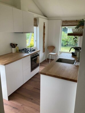 Kaffetrakter/tekoker, kjøleskap, mikrobølgeovn og ovn