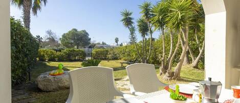 Apartment, Courtyard View, Corner | Outdoor dining
