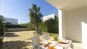 Apartment, Courtyard View, Corner | Outdoor dining