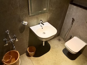 Shower, free toiletries, towels, toilet paper - Sam's Court Elite Stay (Manachanallur)