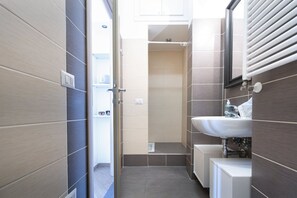Douche, sèche-cheveux, bidet, serviettes fournies