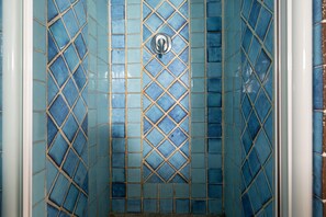 Dusche, Haartrockner, Bidet, Handtücher