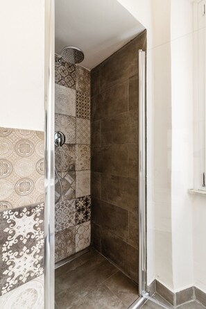 Shower, hair dryer, bidet, towels - Santonofrio Colors - Three Bedroom Apartment, Sleeps 8 (Rome)