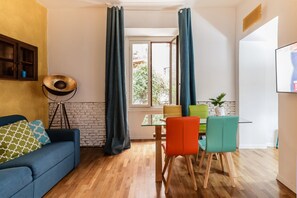 Smart TV - Santonofrio Colors - Three Bedroom Apartment, Sleeps 8 (Rome)