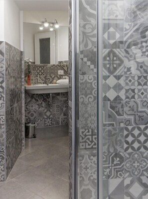 Shower, hair dryer, bidet, towels - Santonofrio White - One Bedroom Apartment, Sleeps 4 (Rome)