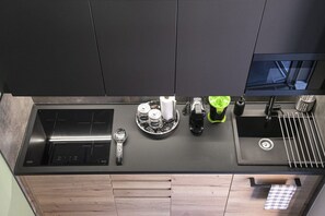 Kylskåp, mikrovågsugn, spishäll och diskmaskin
