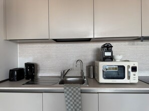Fridge, microwave, oven, stovetop - Monolocale EuroSKY nel cuore dell'EUR (Rome)