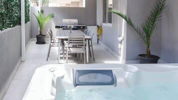 Standard Apartment | Outdoor dining