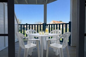 Outdoor dining - Apartment with a view of Lake Port Bourgenay – 4 people (Talmont-Saint-Hilaire)