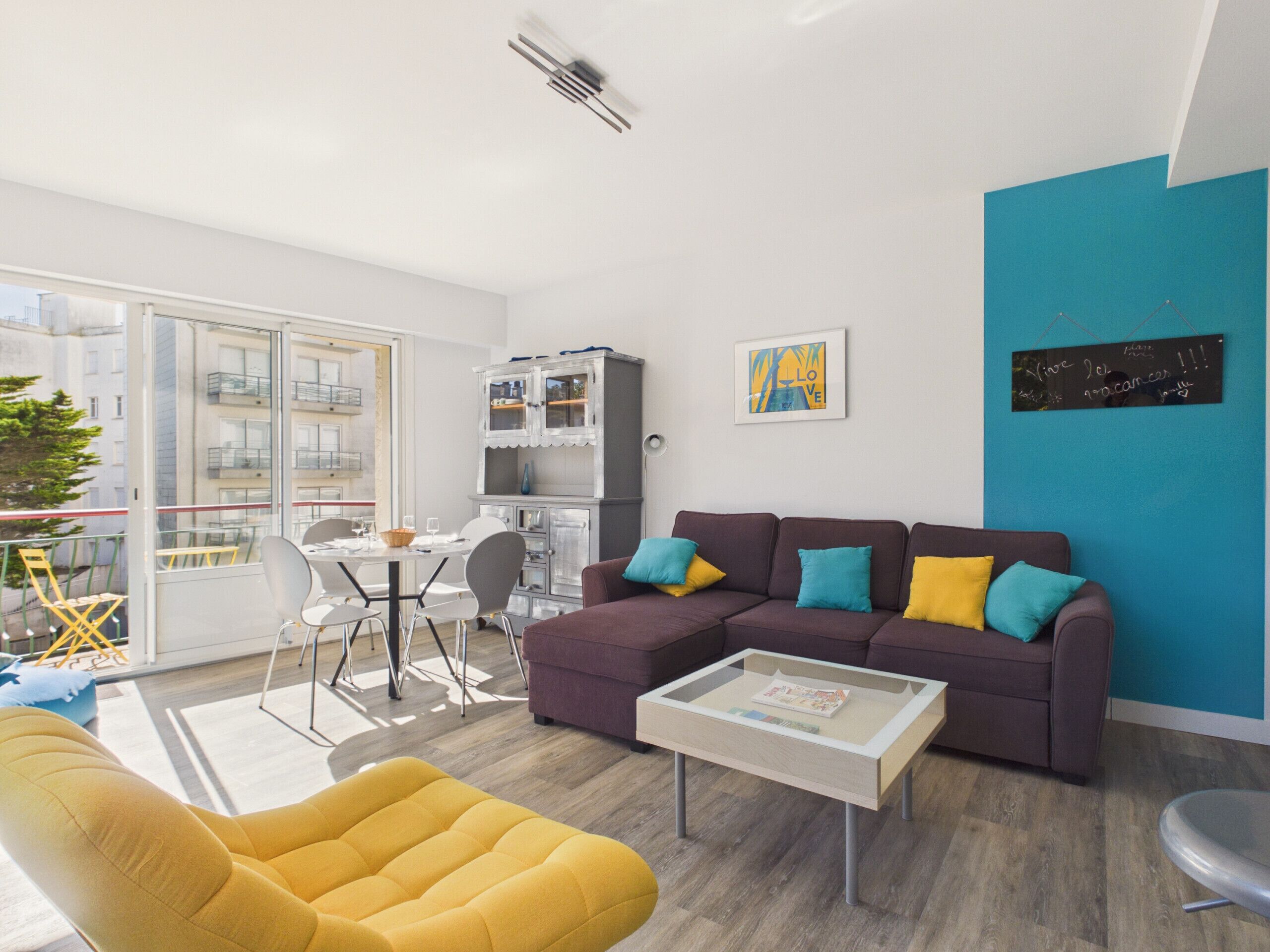 Ein modernes Wohnzimmer mit einer Couch, einem Sessel und einem Couchtisch.